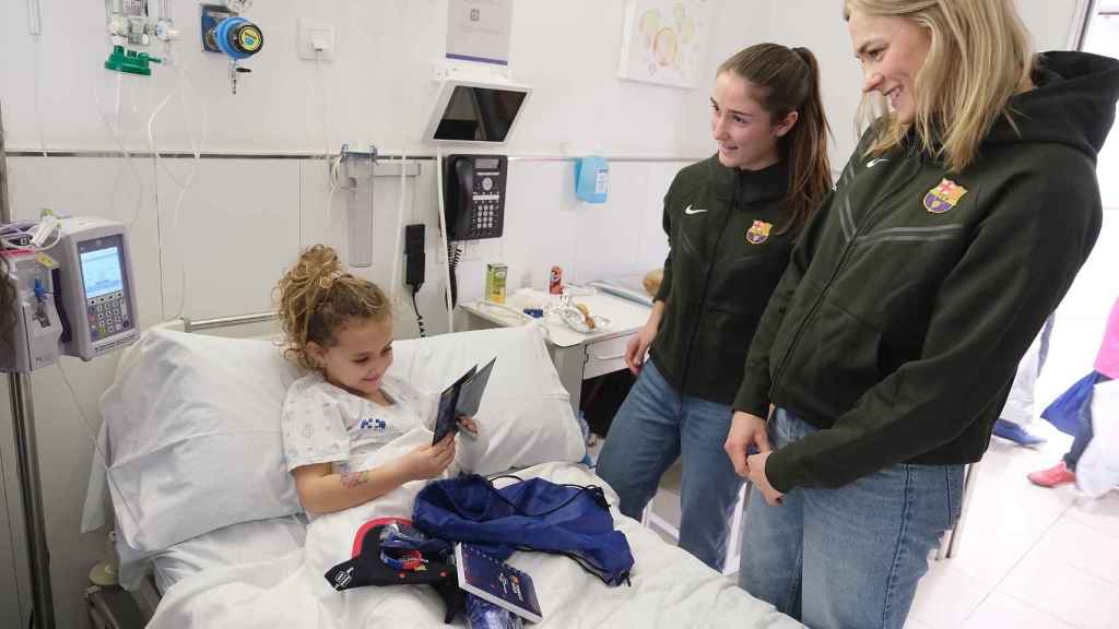 Fridolina Rolfö y Bruna Vilamala, de visita en el Hospital HM Nens