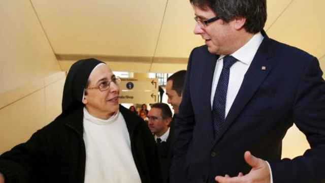 La religiosa Lucía Caram, con el 'expresident' fugado Carles Puigdemont