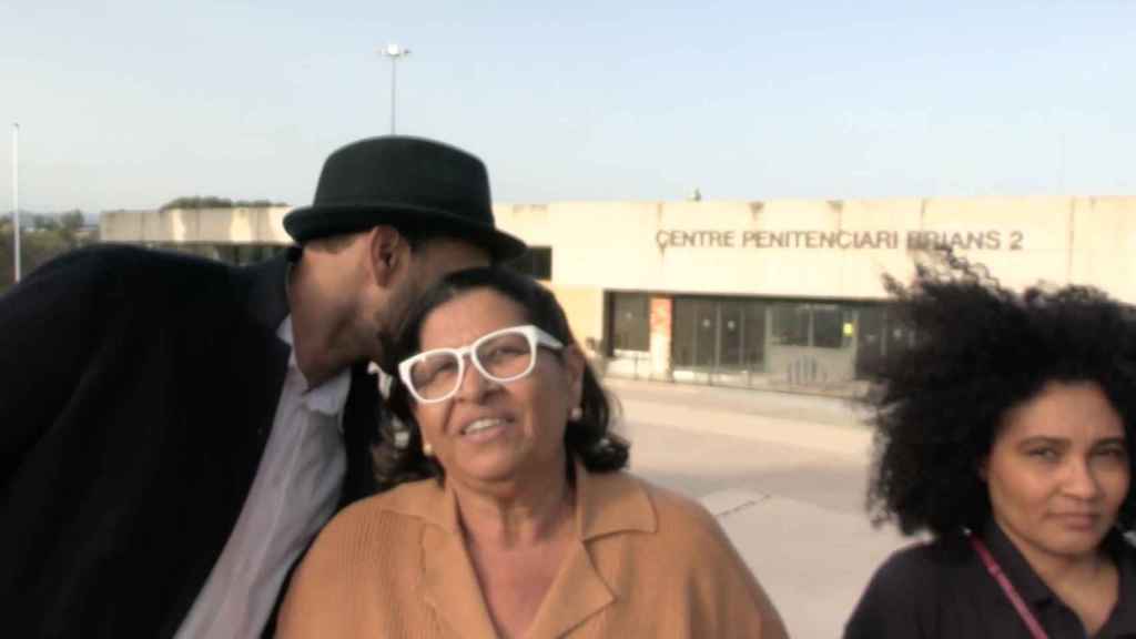 La madre de Dani Alves en una visita a su hijo en la prisión de Brians 2