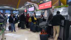 Varias personas esperan para embarcar y facturar en la zona de salidas de la Terminal 4 del Aeropuerto Madrid-Barajas