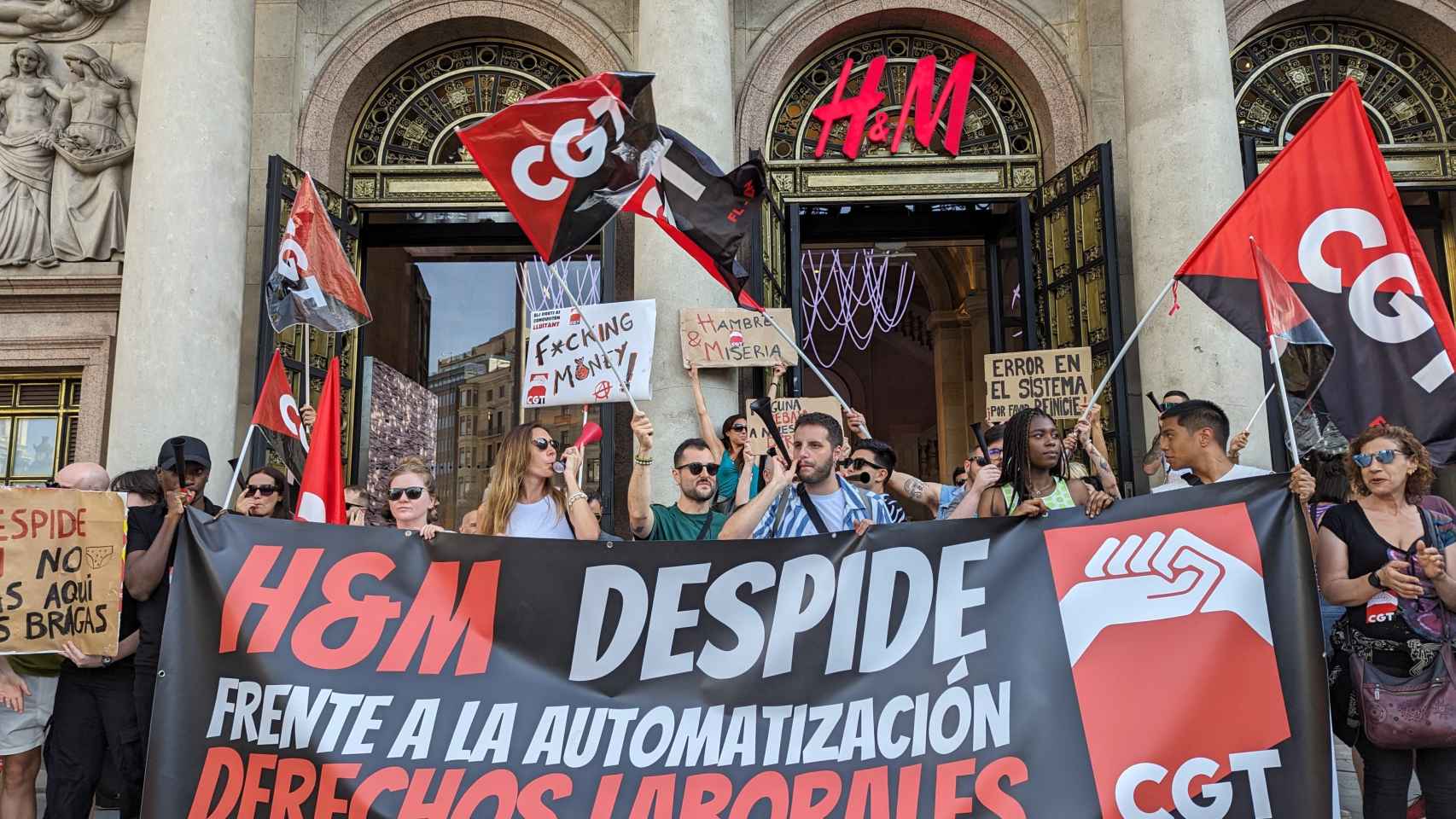 Protesta de trabajadores ante la tienda de H&M de Paseo de Gracia, en Barcelona