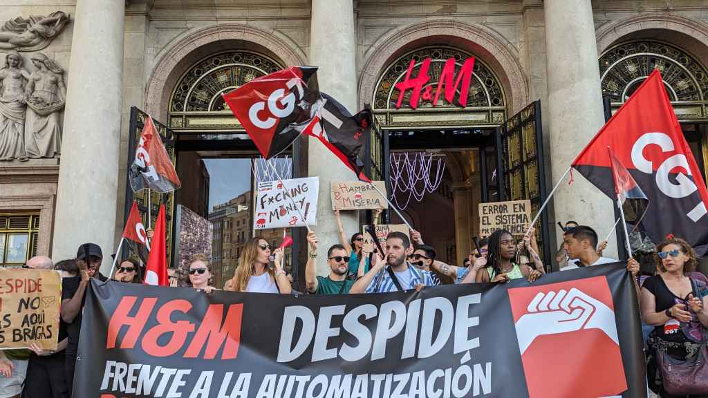 Protesta de trabajadores ante la tienda de H&M de Paseo de Gracia, en Barcelona