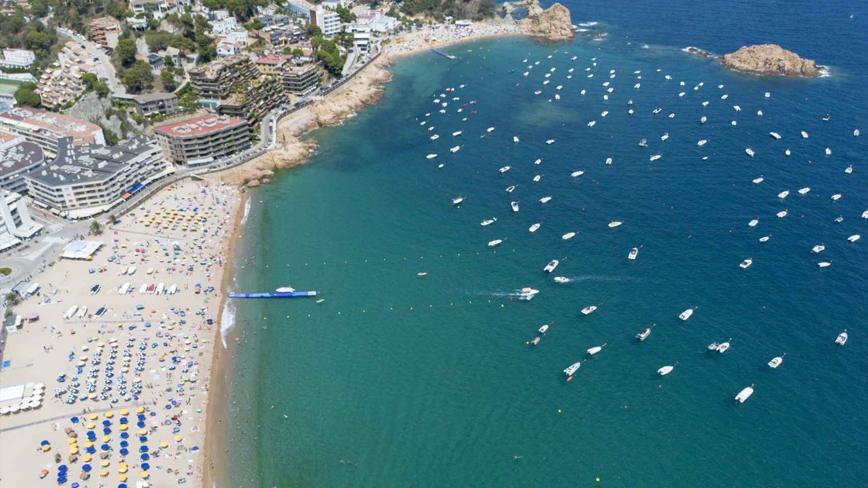 Una playa llena de turistas en Tossa de Mar