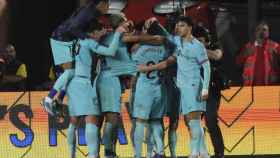 Los jugadores del Barça hacen piña tras el gol de la victoria en Las Palmas
