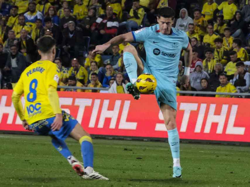 Lewandowski controla el balón en Las Palmas