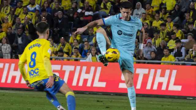 Lewandowski controla el balón en Las Palmas