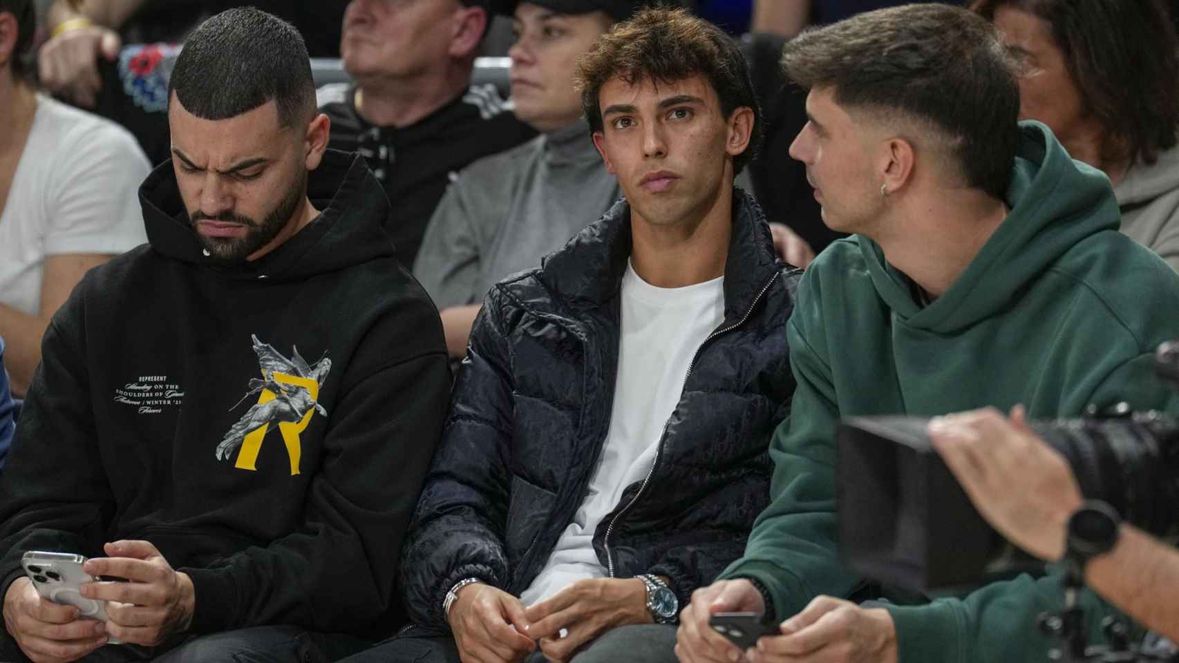 Joao Félix, sentado para ver el Barça-Fenerbahçe de la Euroliga