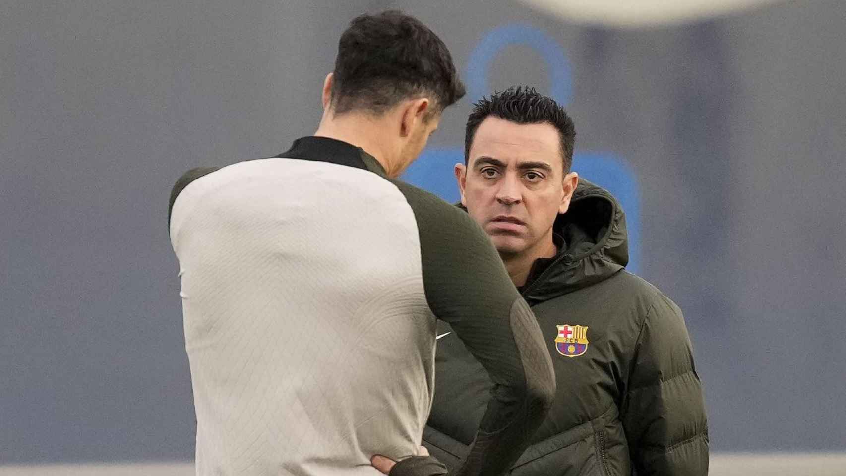 Xavi mantiene una conversación seria con Lewandowski en un entrenamiento