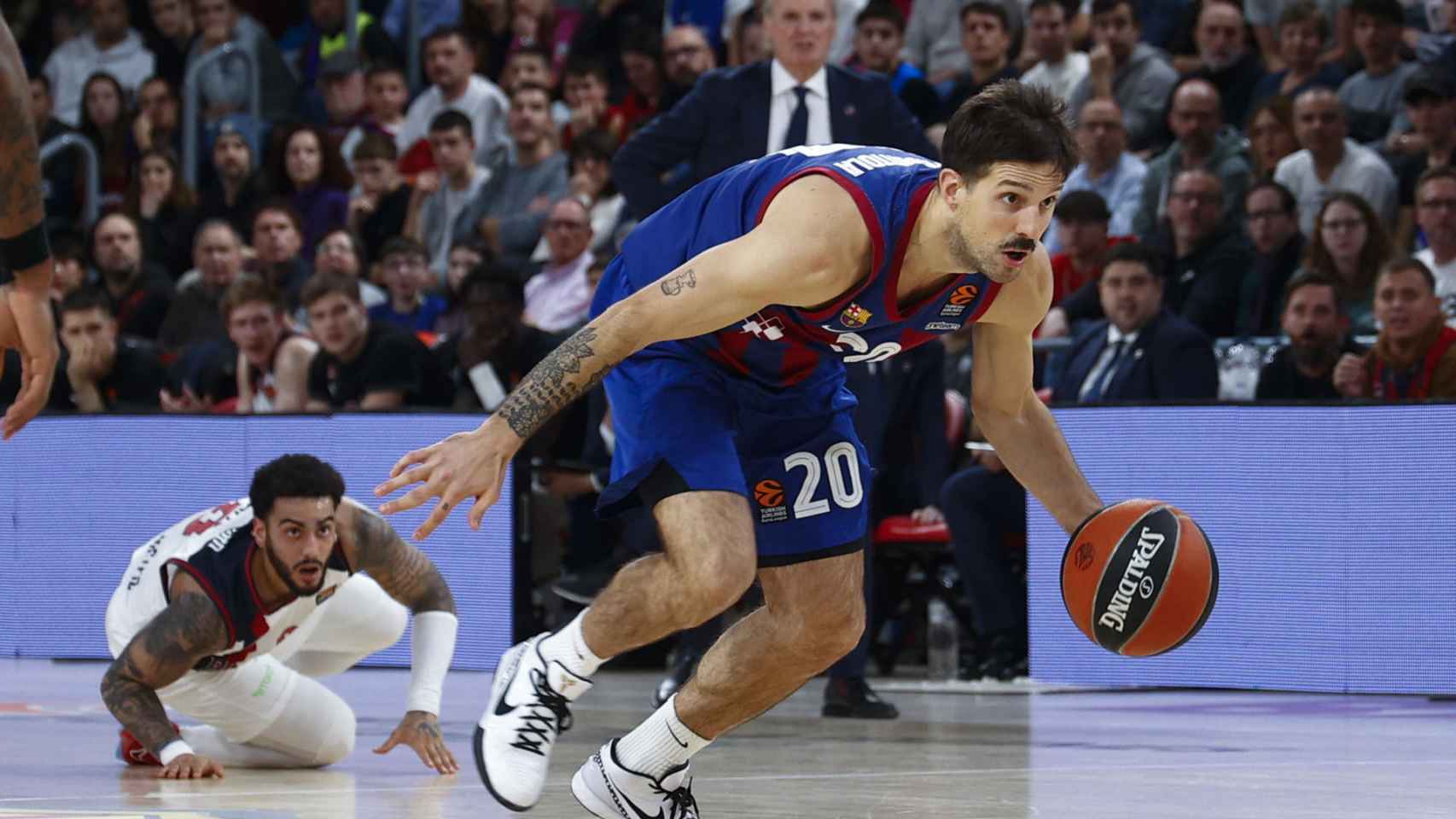 Nico Laprovittola conduce un contraataque del Barça de basket contra el Baskonia