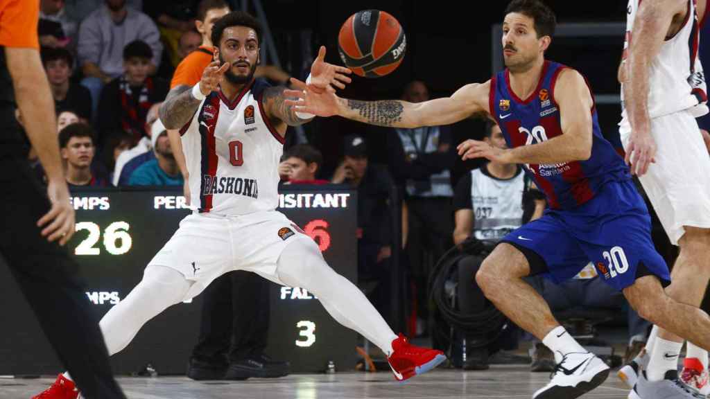 Nico Laprovittola corta un pase del Baskonia en el Palau Blaugrana