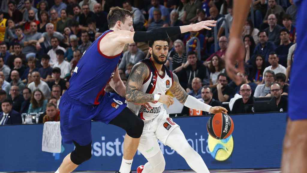 Jan Vesely defiende a Markus Howard en el Barça-Baskonia de Euroliga