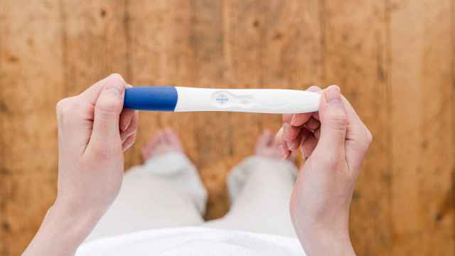Una mujer se realiza un test de embarazo
