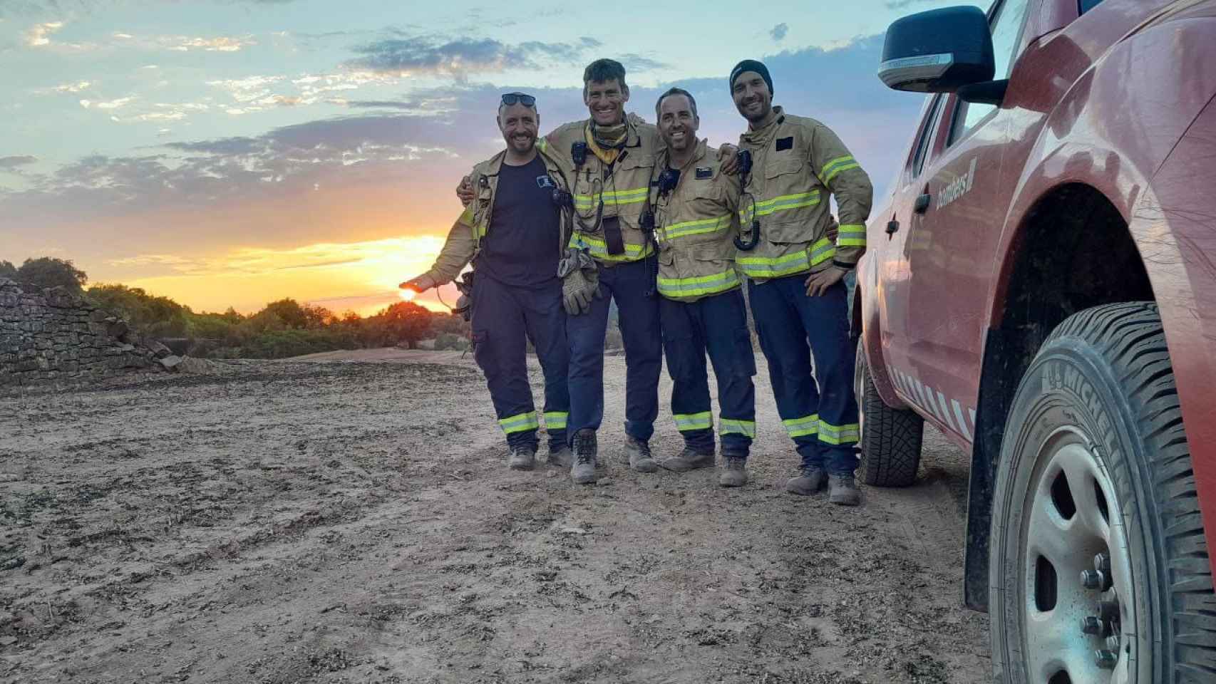 El bombero Jose Ruiz, con compañeros del GRAF de Ponent