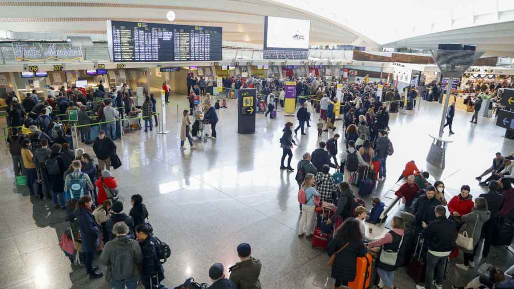 Colas en el aeropuerto de Bizkaia por la huelga