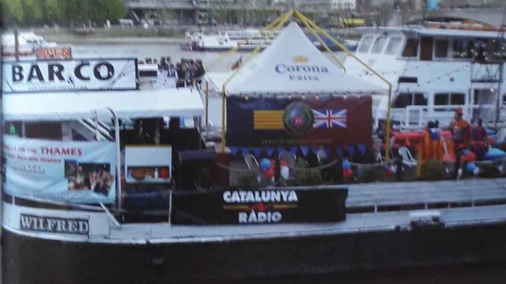 El barco Bar&Co, sede de la Penya Blaugrana de Londres antes de su hundimiento