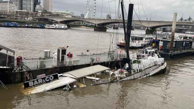 El barco Bar&Co, hundido en el Támesis por las fuertes lluvias que azotan Londres
