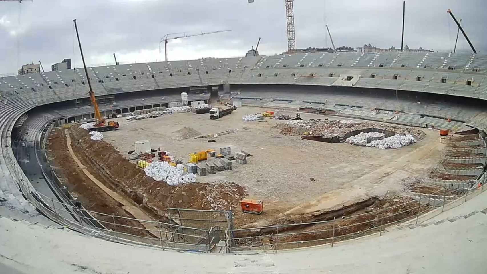 El Camp Nou, vacío por dentro antes de empezar a instalar los asientos de la primera y segunda gradería