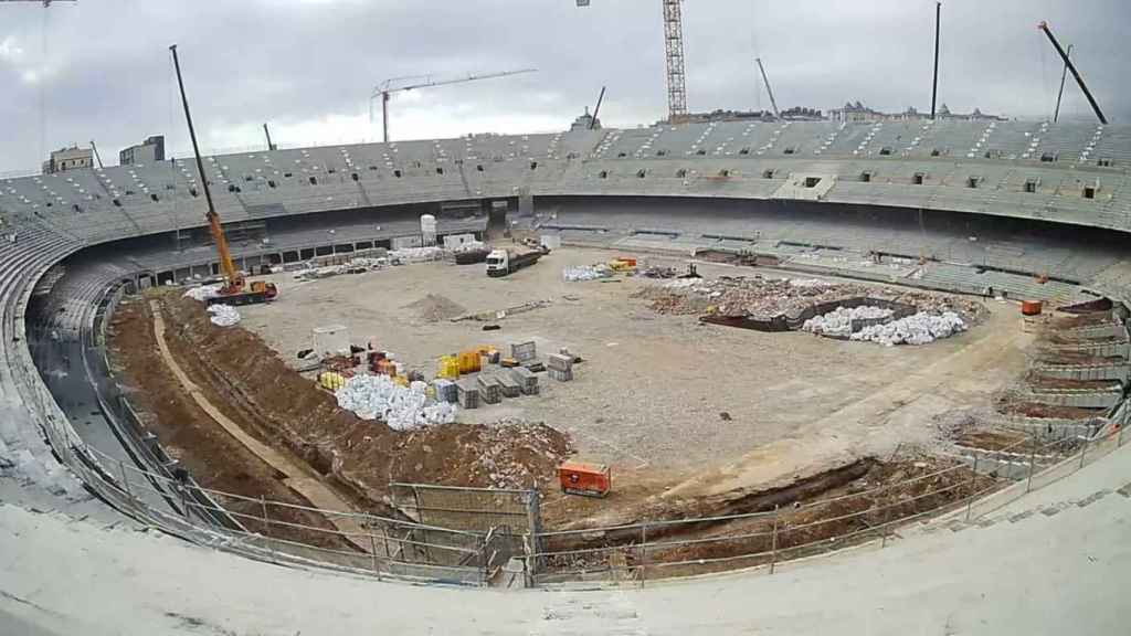 El Camp Nou, vacío por dentro antes de empezar a instalar los asientos de la primera y segunda gradería