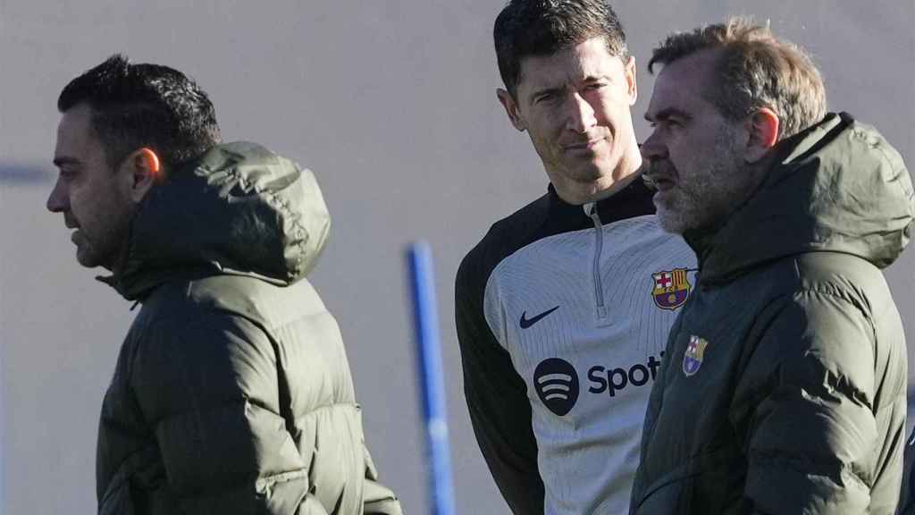 Robert Lewandowski, junto a Xavi y Óscar Hernández