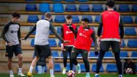 Los jugadores del Barça, en un rondo el día después de vencer a Las Palmas