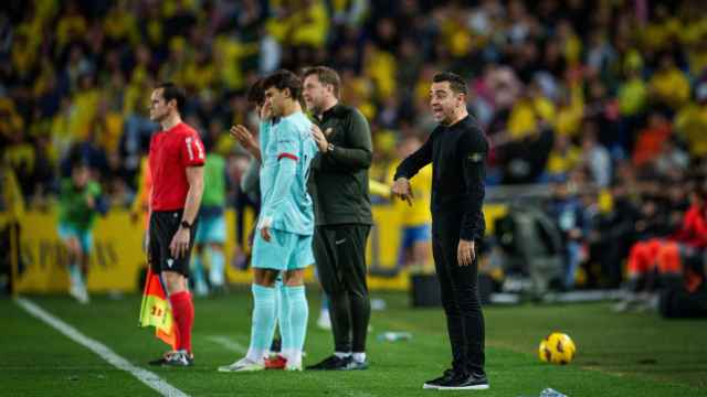 Xavi Hernández dirige al Barça en Las Palmas mientras Joao Félix espera a entrar desde la banda