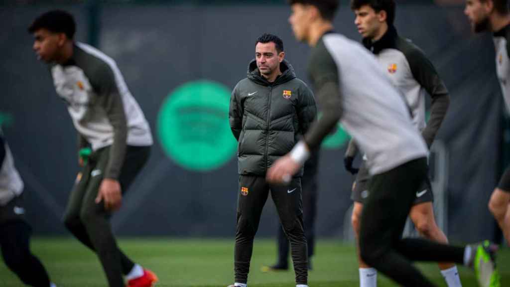 Xavi Hernández observa el entrenamiento del Barça después de vencer a Las Palmas