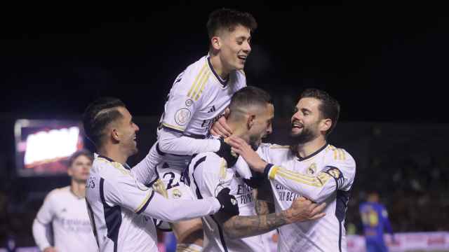 Los jugadores del Real Madrid celebran el penalti transformado por Joselu en Aranda del Duero