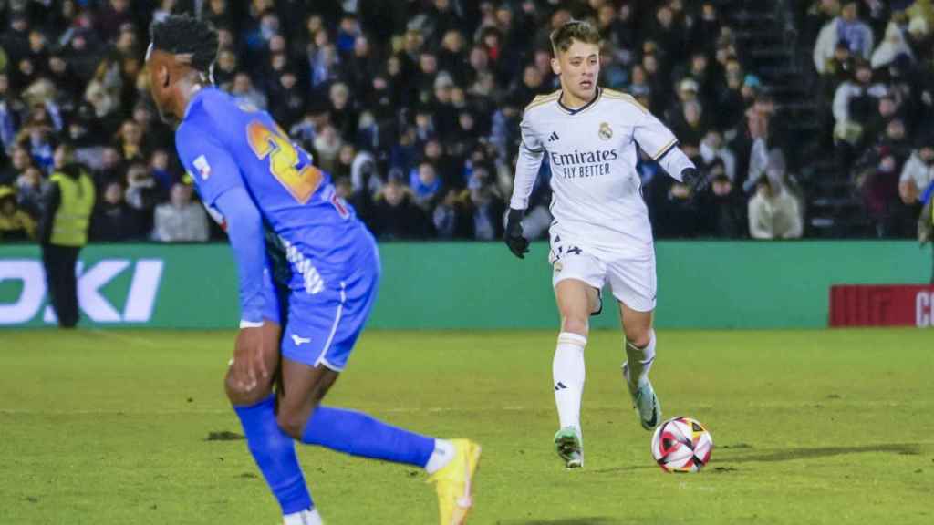 Arda Güler controla el balón en su debut contra la Arandina