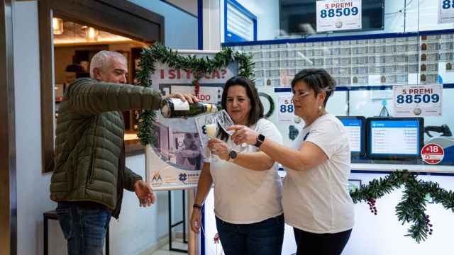 La administración lotera del Mercado de Montgat celebrando la venta de un quinto premio de la Lotería de Navidad 2022