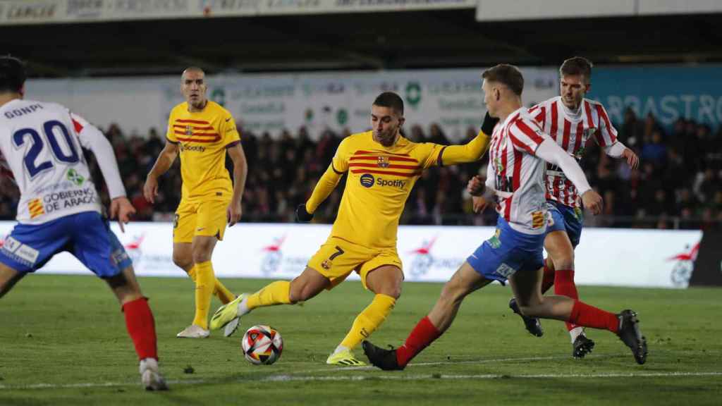 Ferran Torres, intentando una acción contra el Barbastro