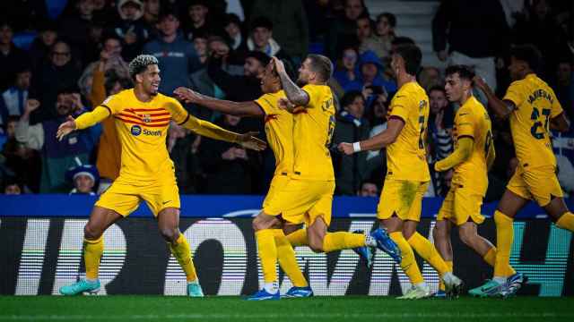 Los jugadores del Barça abrazan a Araujo tras anotar un gol en Anoeta