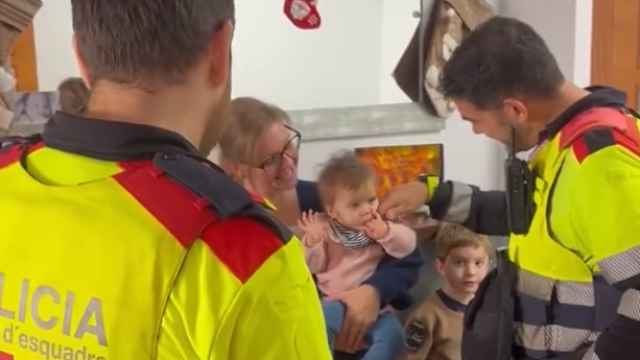 Dos mossos salvan a una bebé de ocho meses de morir ahogada en Barberà del Vallès