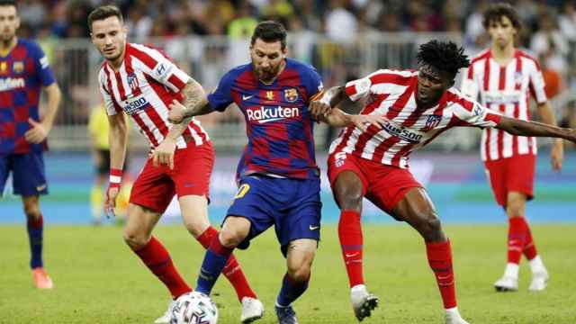 Leo Messi, rodeado de jugadores del Atlético en la Supercopa de 2020