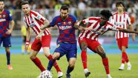 Leo Messi, rodeado de jugadores del Atlético en la Supercopa de 2020