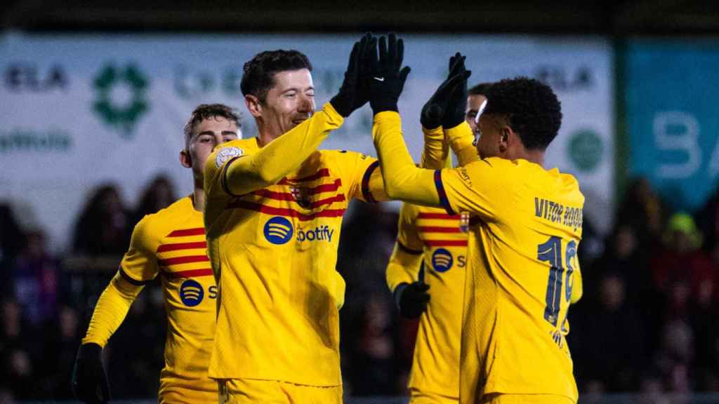 Lewandowski saluda a Vitor Roque, tras anotar el gol de la victoria del Barça en la Copa del Rey