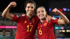 Alba Redondo, celebrando el Mundial de España con Aitana Bonmatí