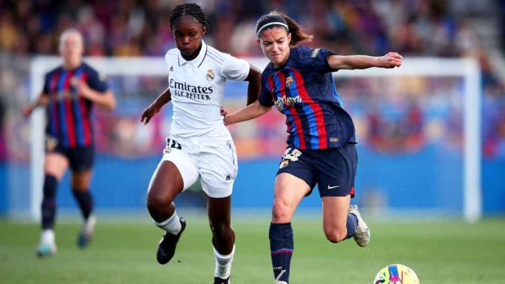 Aitana Bonmatí, luchando por un balón con una jugadora del Real Madrid