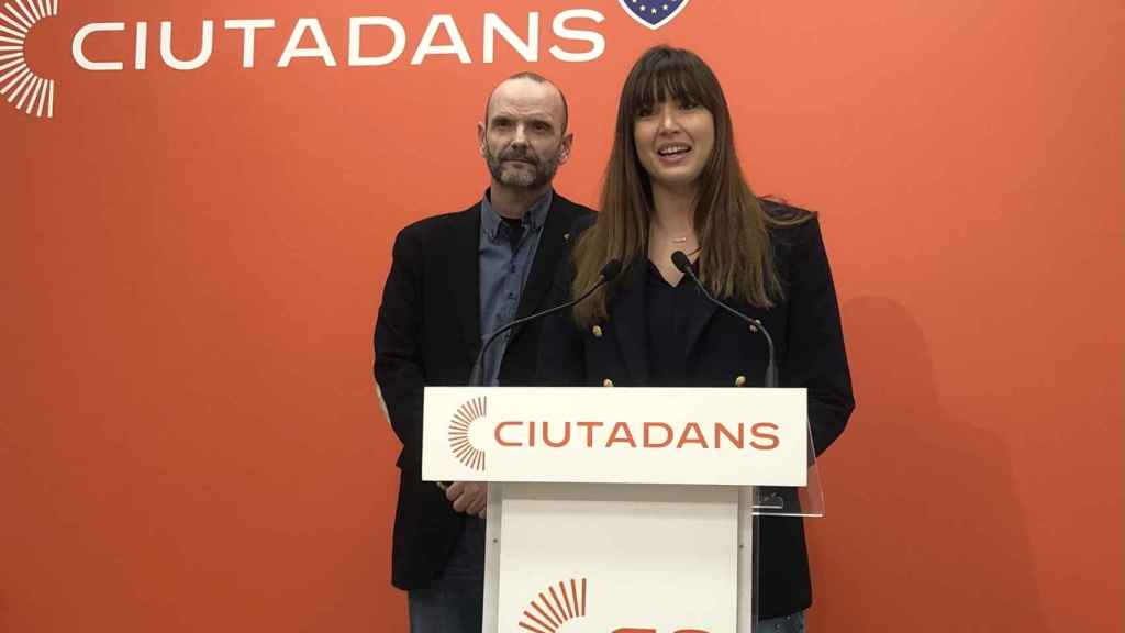 La portavoz adjunta del Comité Autonómico de Cs, Isabel Martínez, y el coordinador del nuevo Comité de estrategia del partido, Javier González, en una rueda de prensa en la sede de Cs