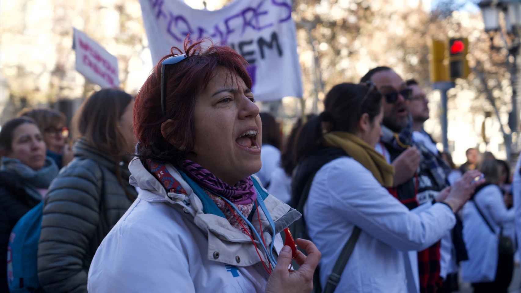 Una enfermera se manifiesta en Barcelona