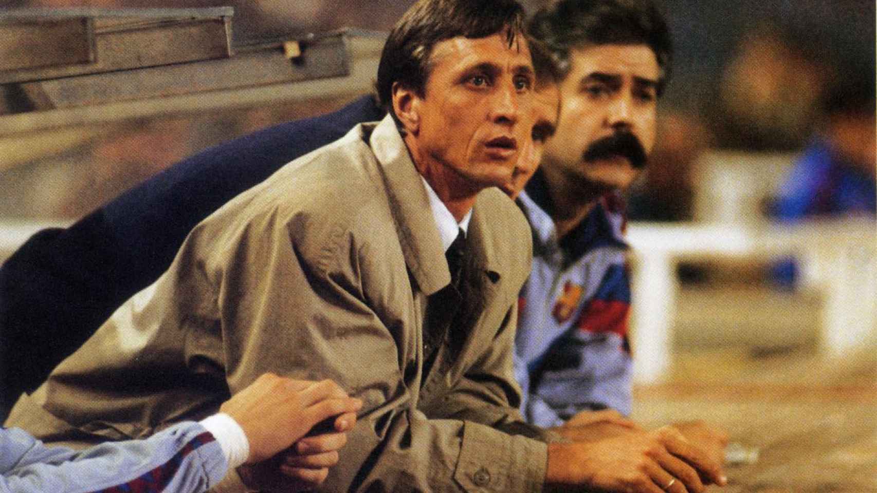 Johan Cruyff, en el banquillo del Barça