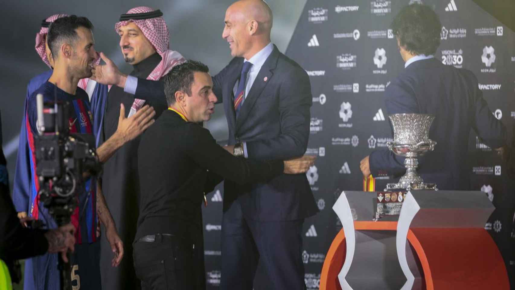 Xavi y Busquets, saludando a Rubiales, tras ganar la Supercopa de España en 2023