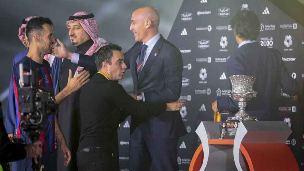 Xavi y Busquets, saludando a Rubiales, tras ganar la Supercopa de España en 2023