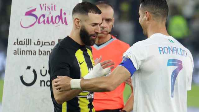 Benzema saluda a Cristiano Ronaldo en un partido disputado en Arabia Saudí