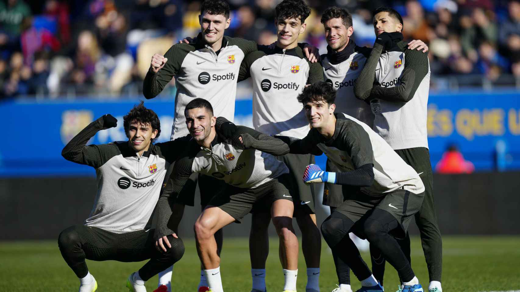 Algunos jugadores del Barça se fotografían tras el entreno de puertas abiertas