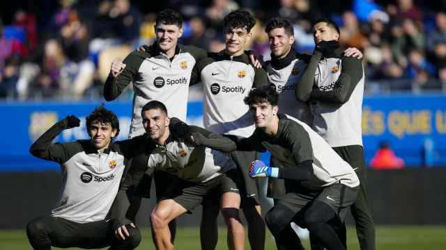 Algunos jugadores del Barça se fotografían tras el entreno de puertas abiertas