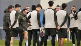Xavi y los jugadores del FC Barcelona, durante un entrenamiento
