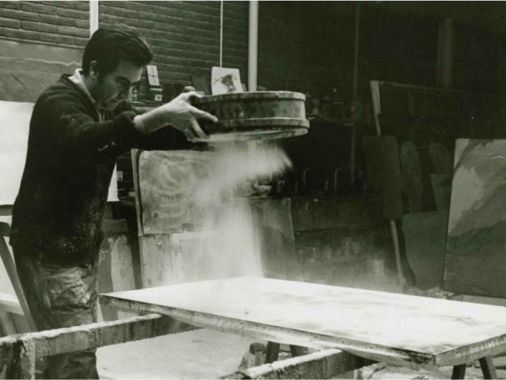 Antoni Tàpies trabajando en su estudio de Barcelona, 1966-1967.
