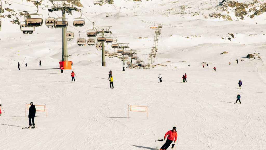 Gente esquiando en la nieve