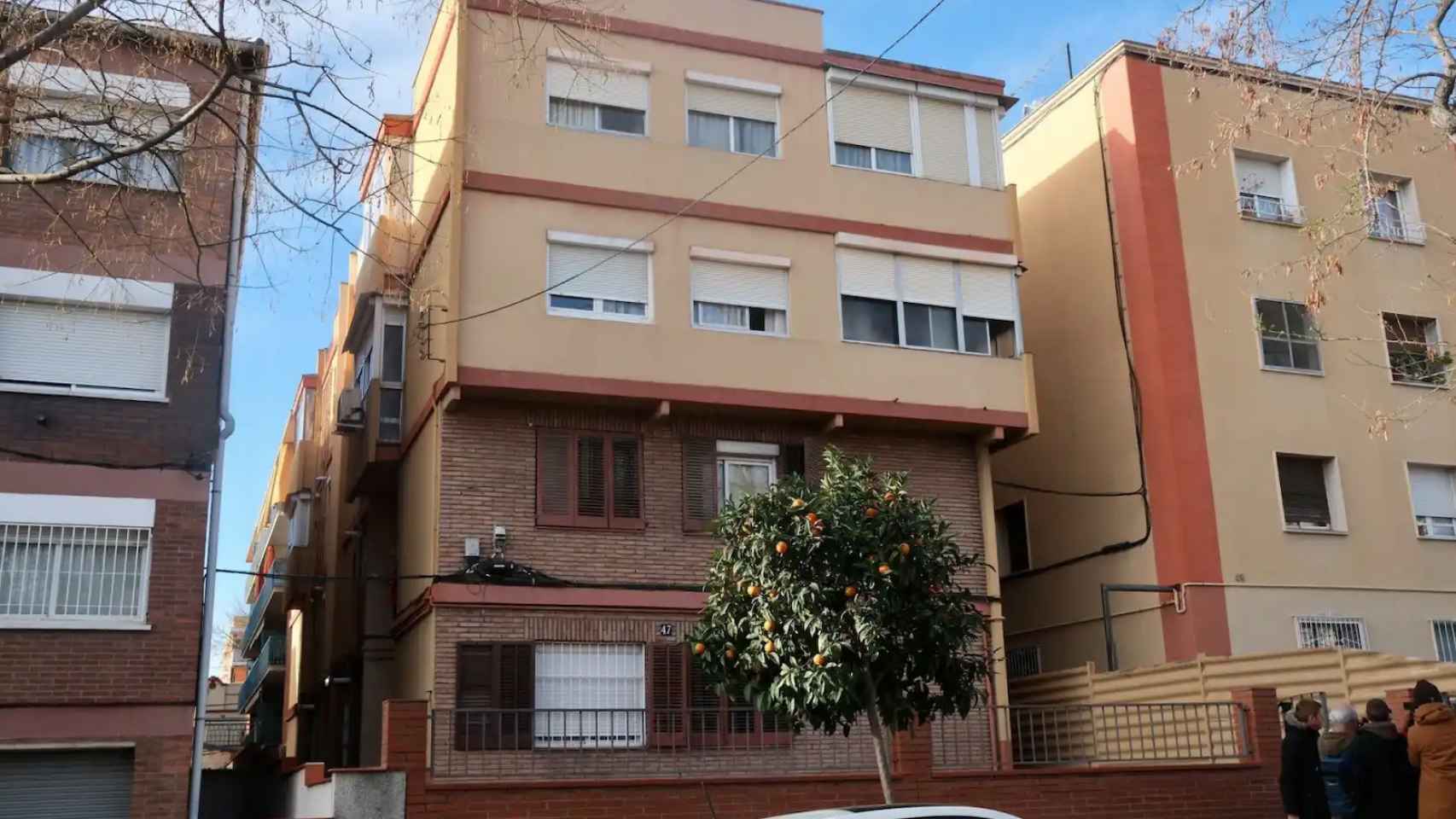 La vivienda del barrio de Horta de Barcelona donde han aparecido los cuerpos sin vida de los pequeños y su padre
