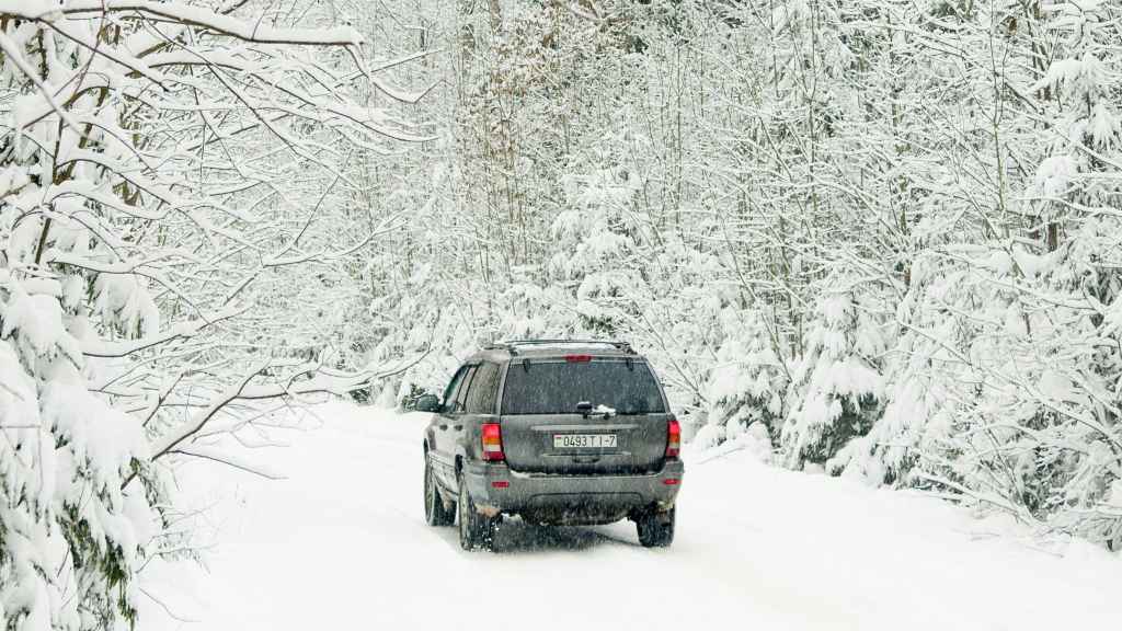 Coche circulando por la nieve